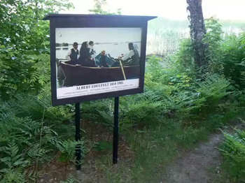 Opastaulu perustettuna ruuvipaaluille